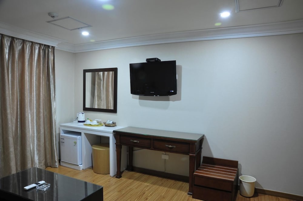 Palace Tourist Hotel 27/29