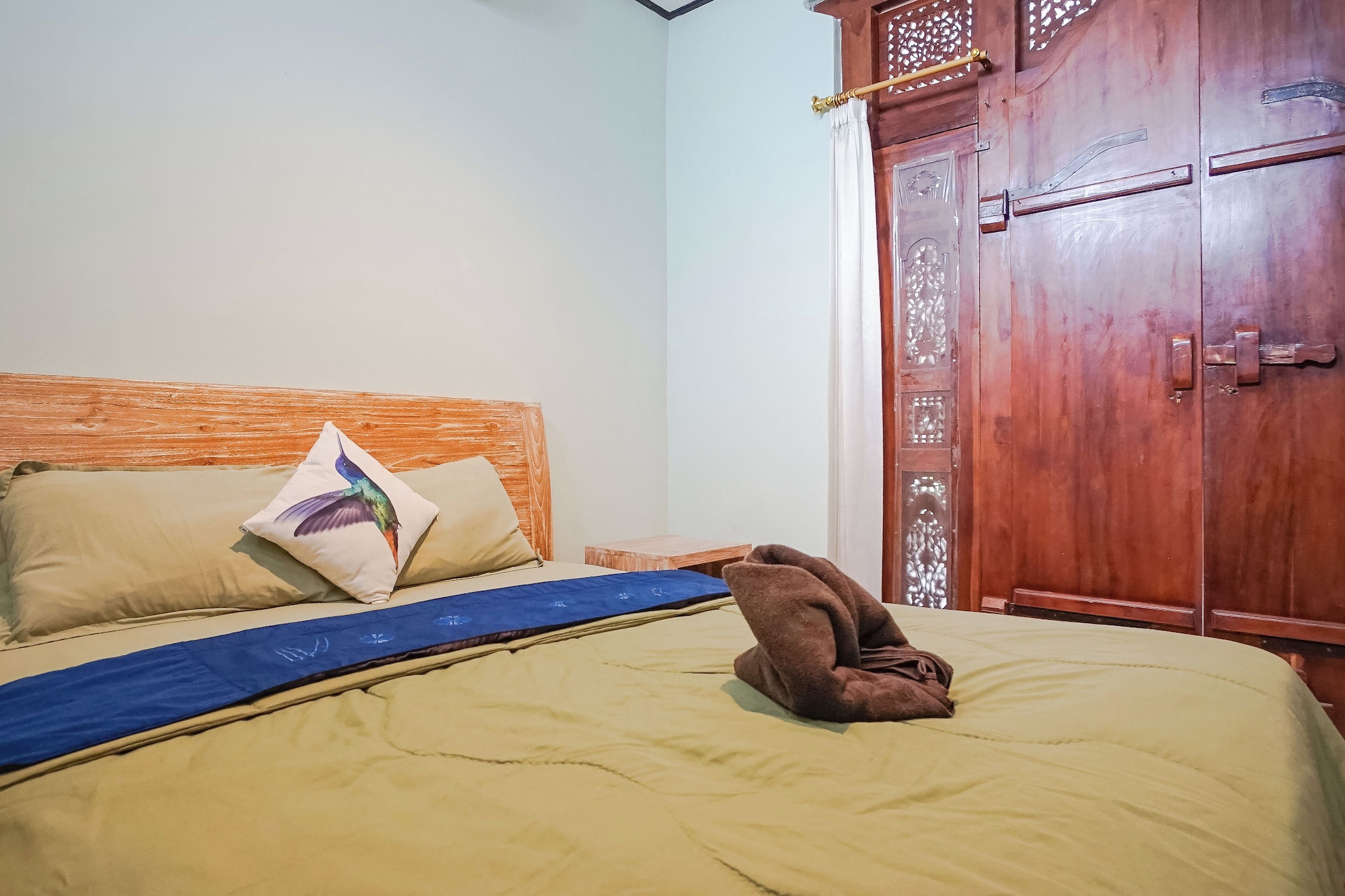ROOM, SINGLE