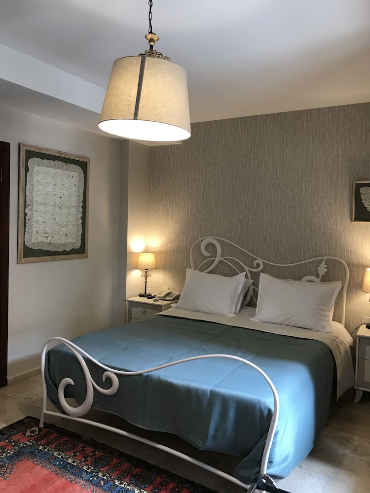 DELUXE, QUEEN BED, CITY VIEW