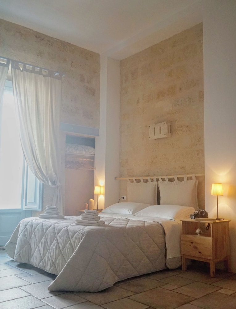 Classic, Studio, Queen Bed