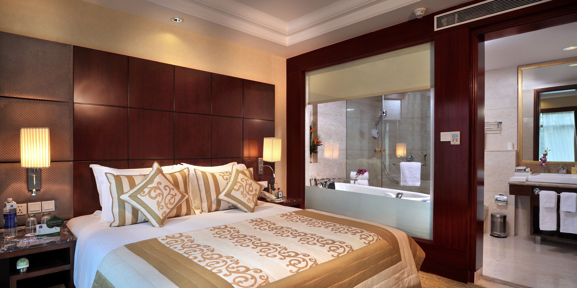 DELUXE, SINGLE, QUEEN BED