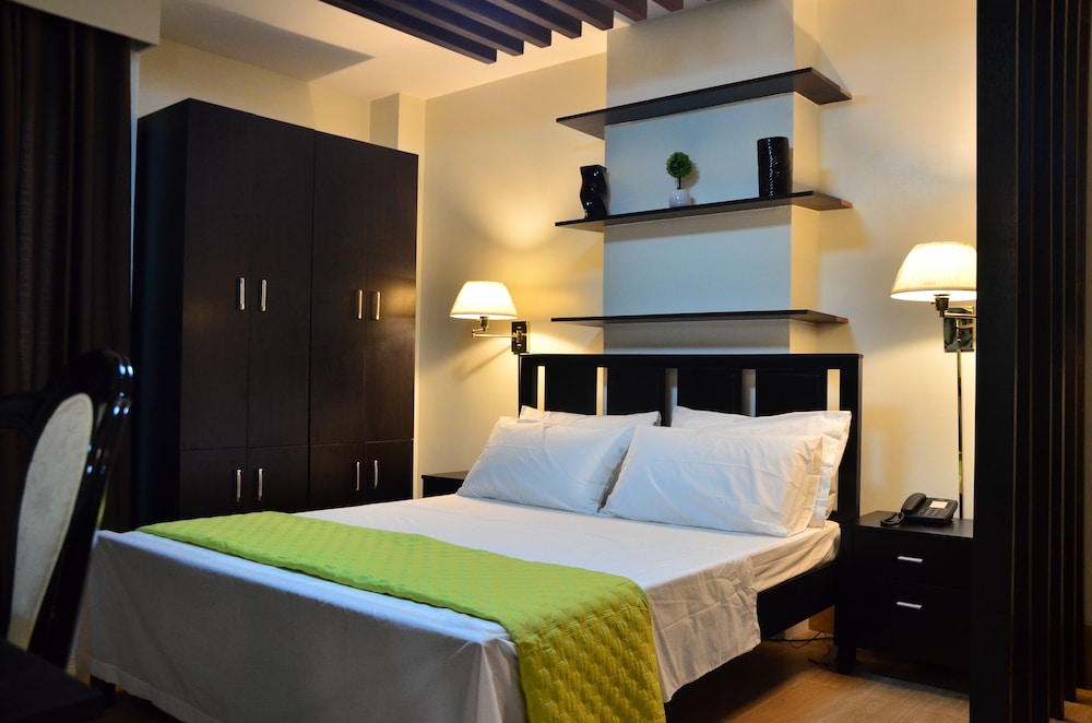 TOWER, DELUXE, STUDIO, QUEEN BED, KITCHENETTE