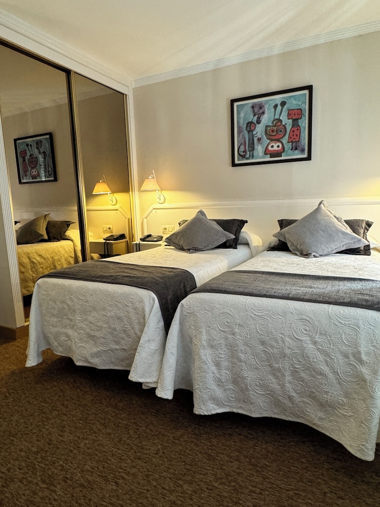 EXTERIOR, TWIN BEDS