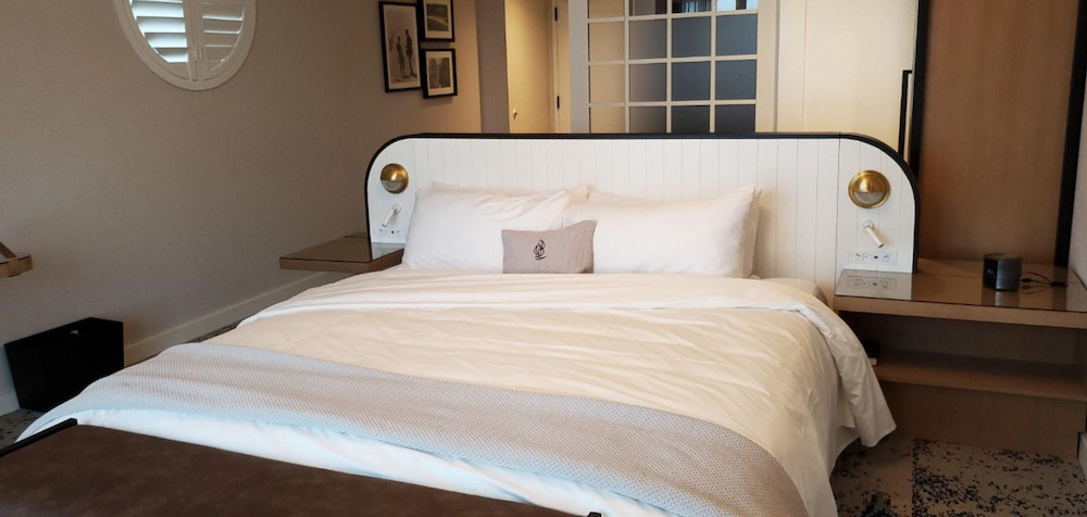 The Brenton Hotel 8/40