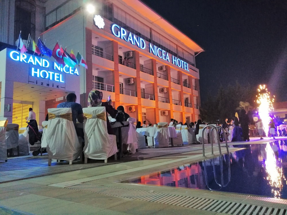 Lake Life Hotel 5/50