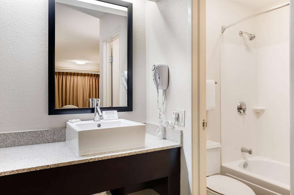 Super 8 by Wyndham Deerfield/Northbrook 21/23