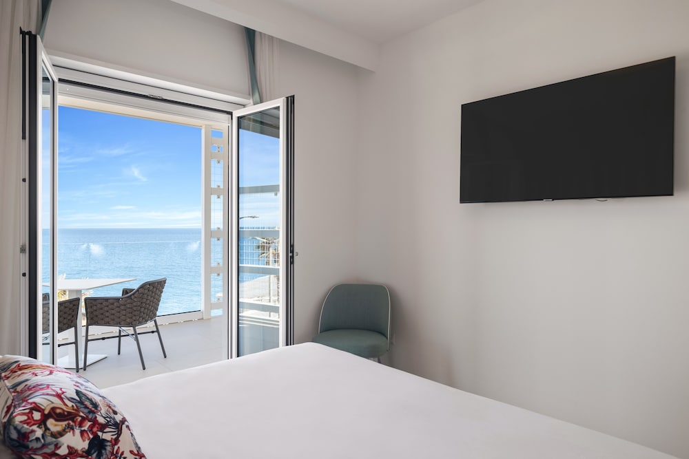 Seaside Hotel 6/42
