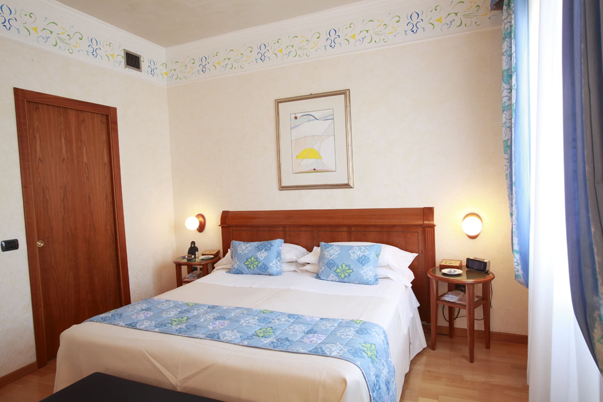 ROOM, QUEEN BED