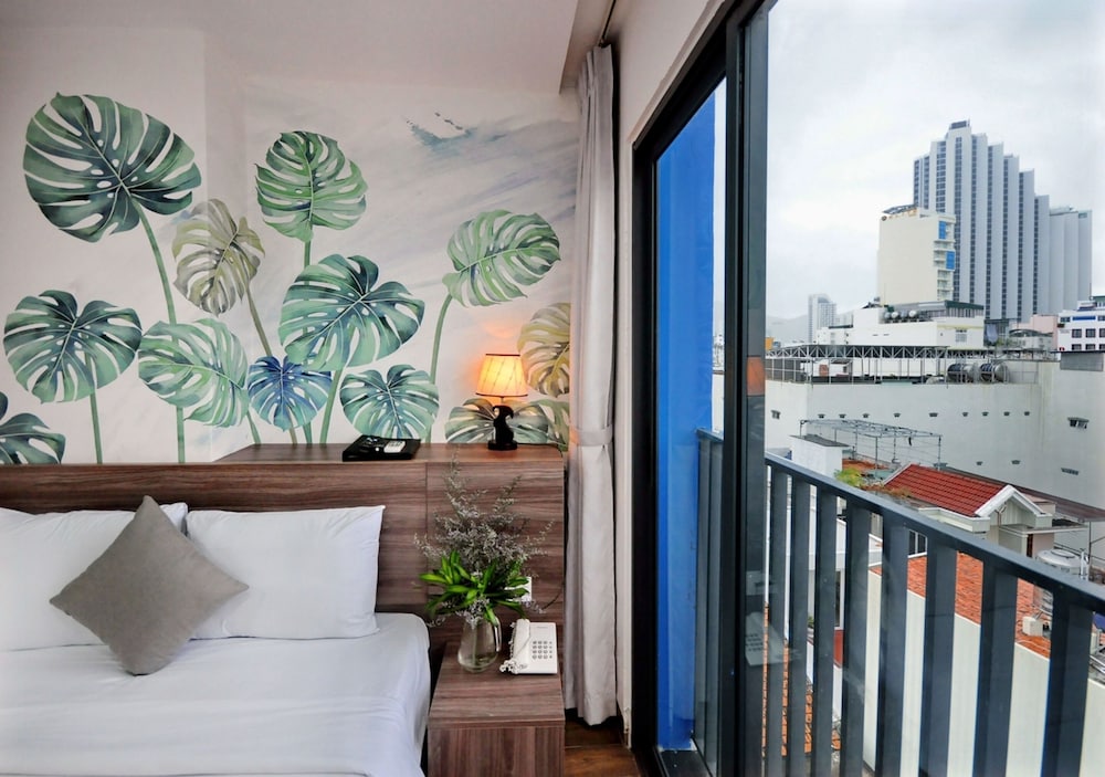 Mega Light Hotel 4/43
