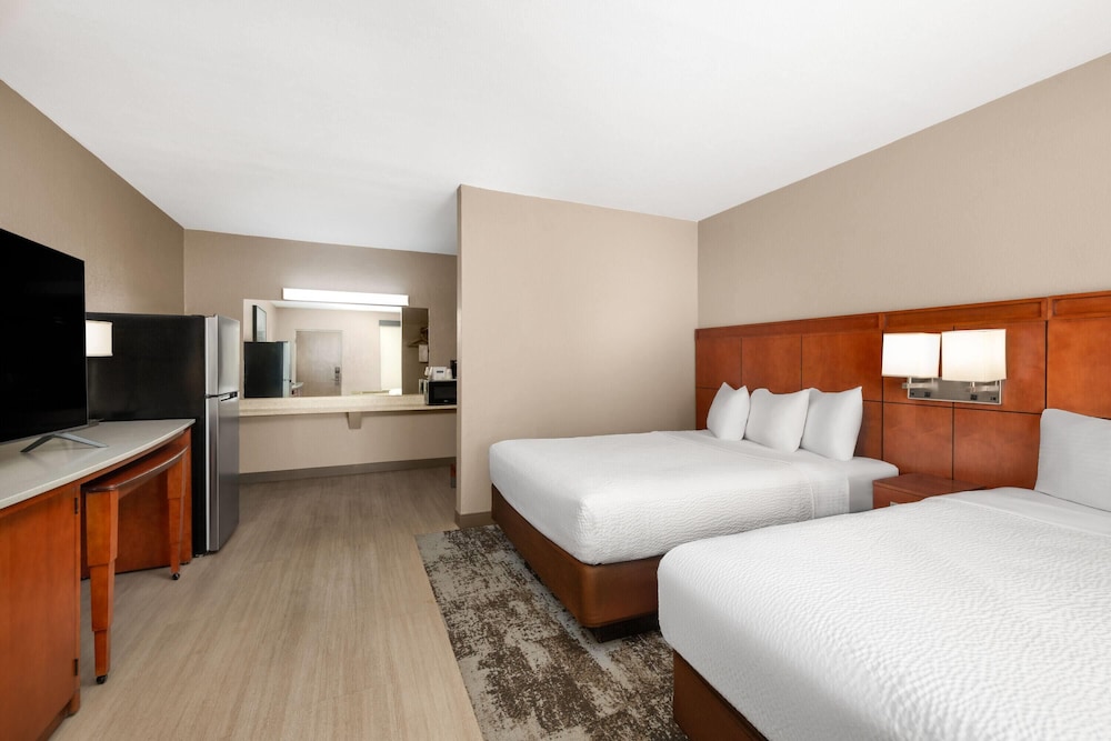 Travelodge by Wyndham Parker 33/67