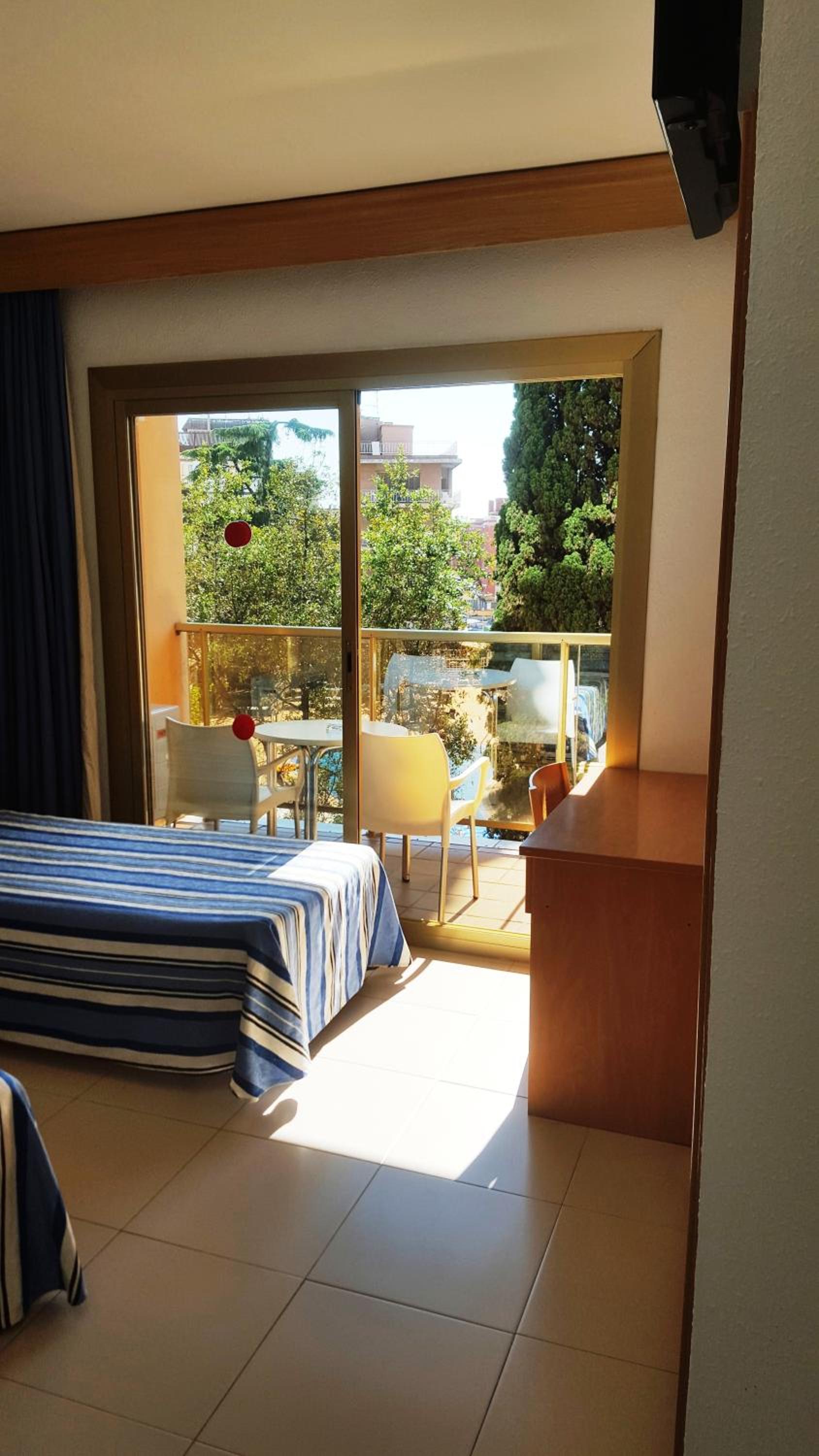 ROOM, SINGLE
