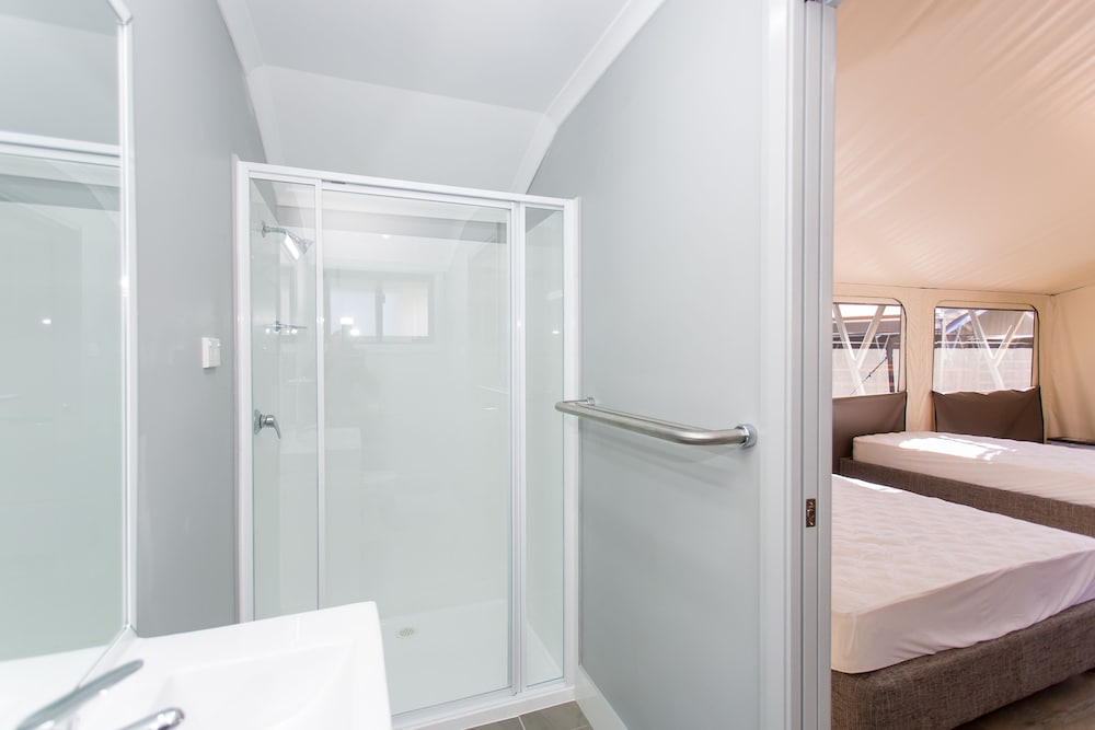 SHOAL BAY HOLIDAY PARK 70/70