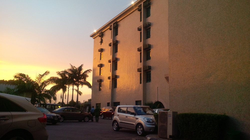 Denis Hotel 3/64