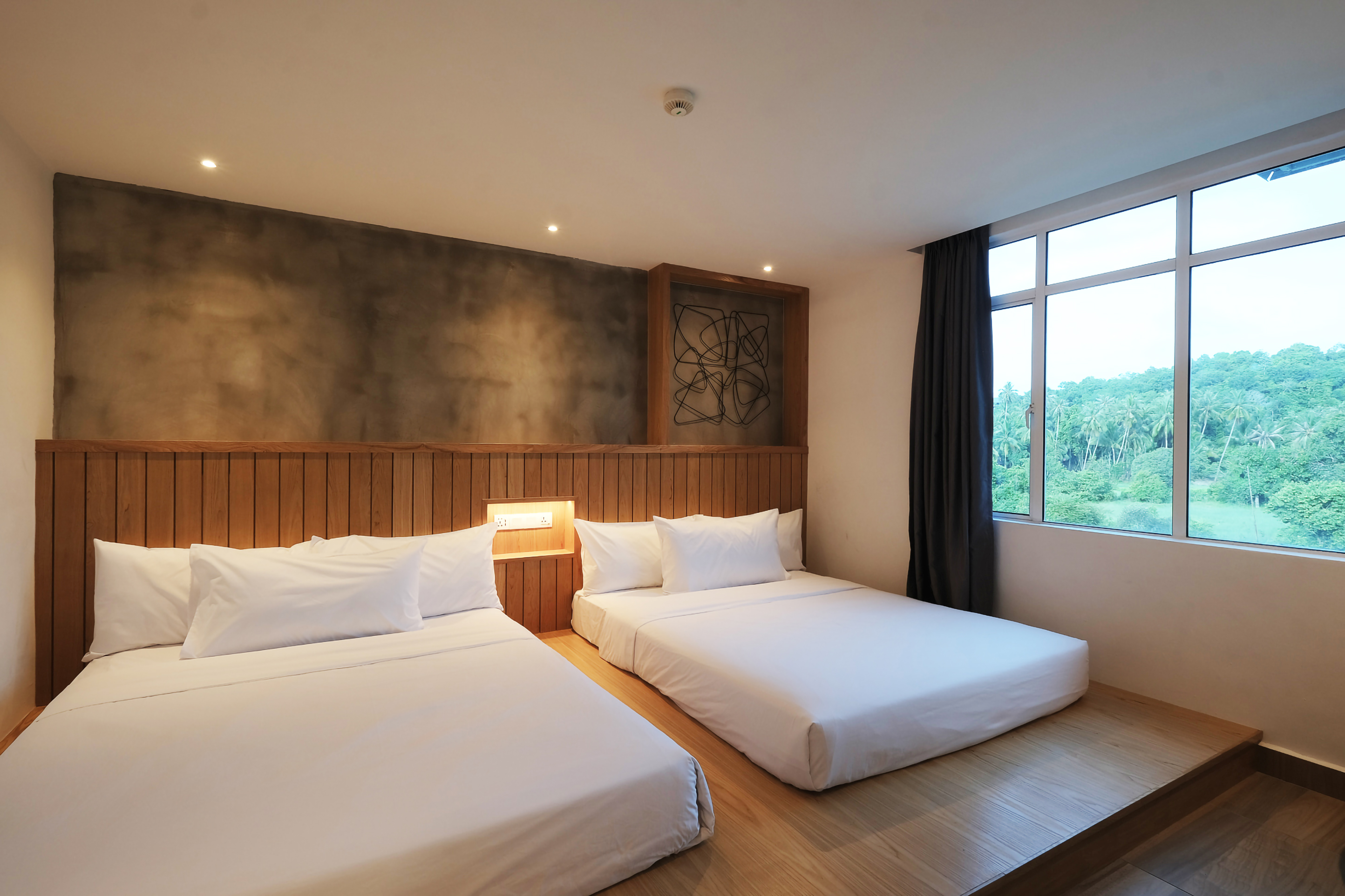 DELUXE, FAMILY, 3 QUEEN BEDS