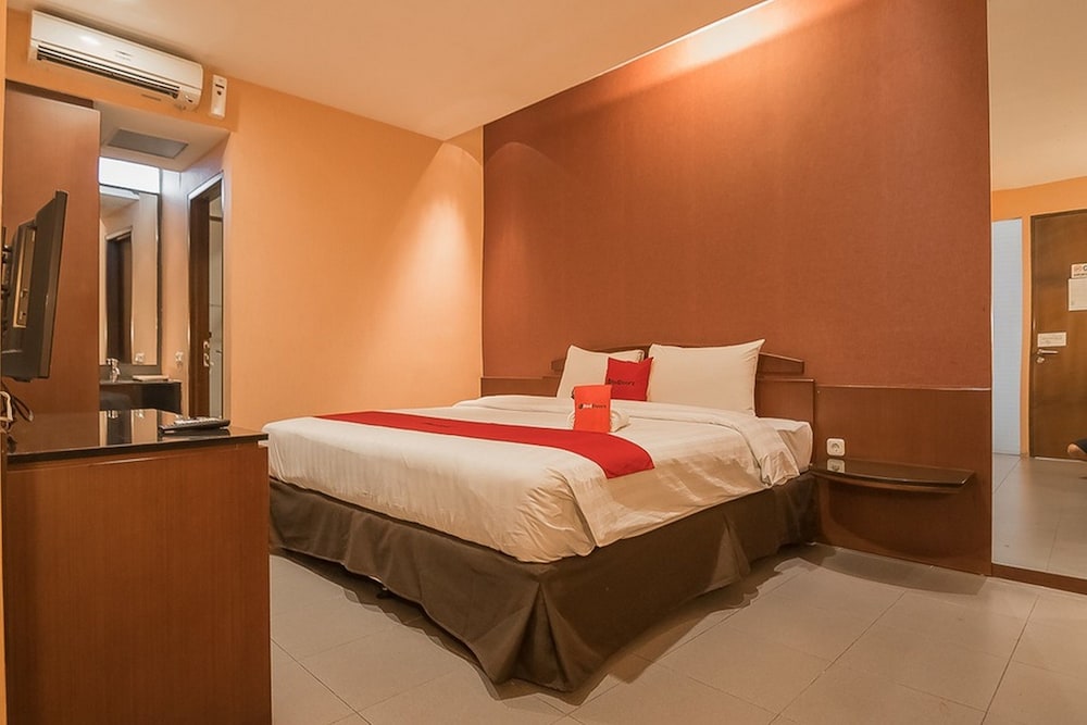 RedDoorz Plus @ Cipaganti Street 3 9/19