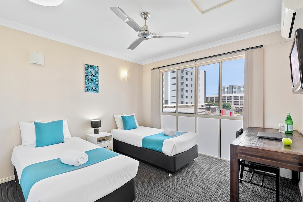 2 BEDROOMS, TOWN HOUSE