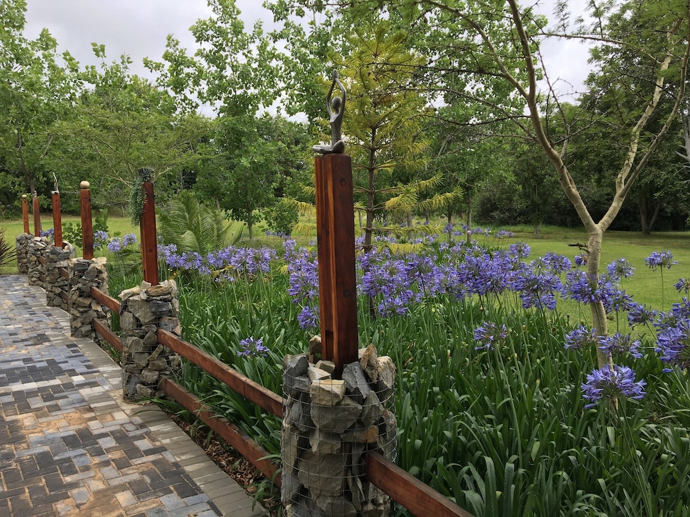 Lily Pond Country Lodge 77/82