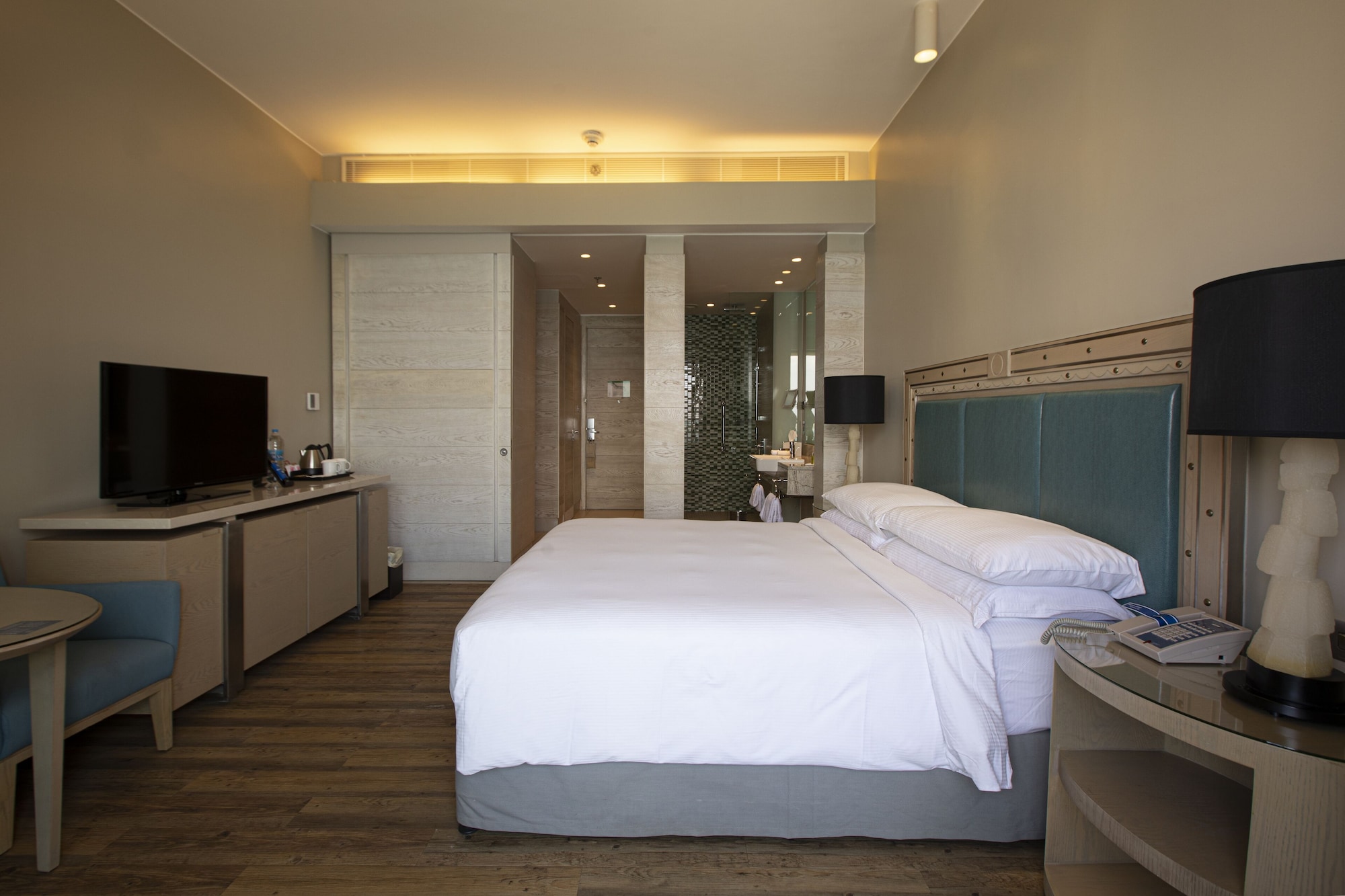غرفة بسرير كينج بإطلالة على البحر، Hilton Dead Sea Resort and Spa 2/6