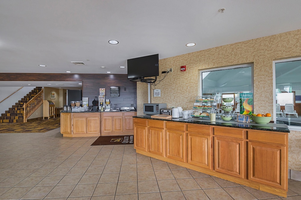 Quality Inn & Suites Belmont - Platteville 13/44