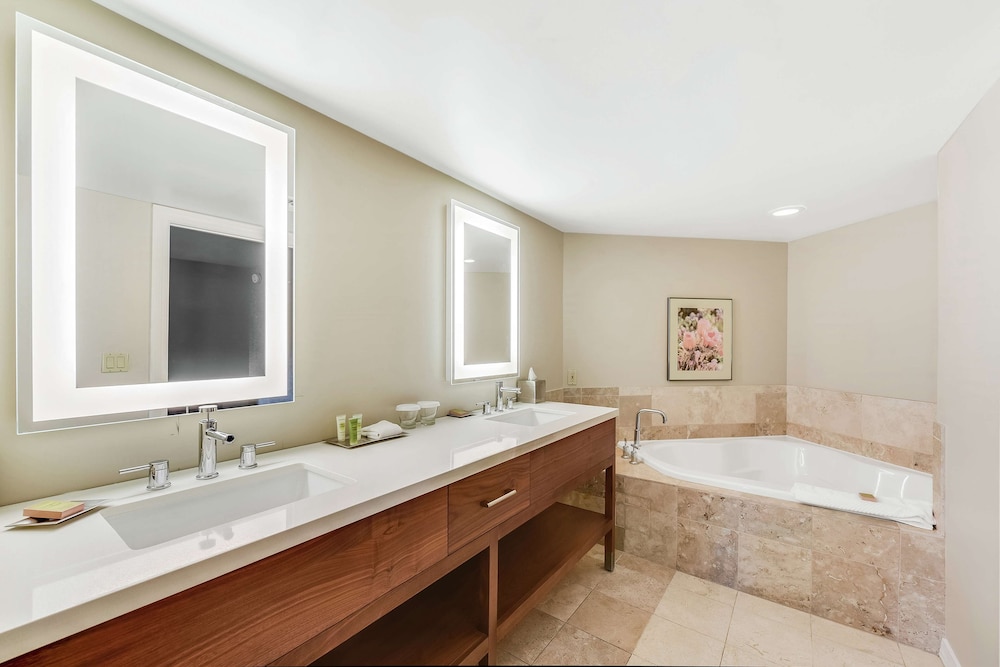 Hilton Phoenix Tapatio Cliffs Resort 8/75