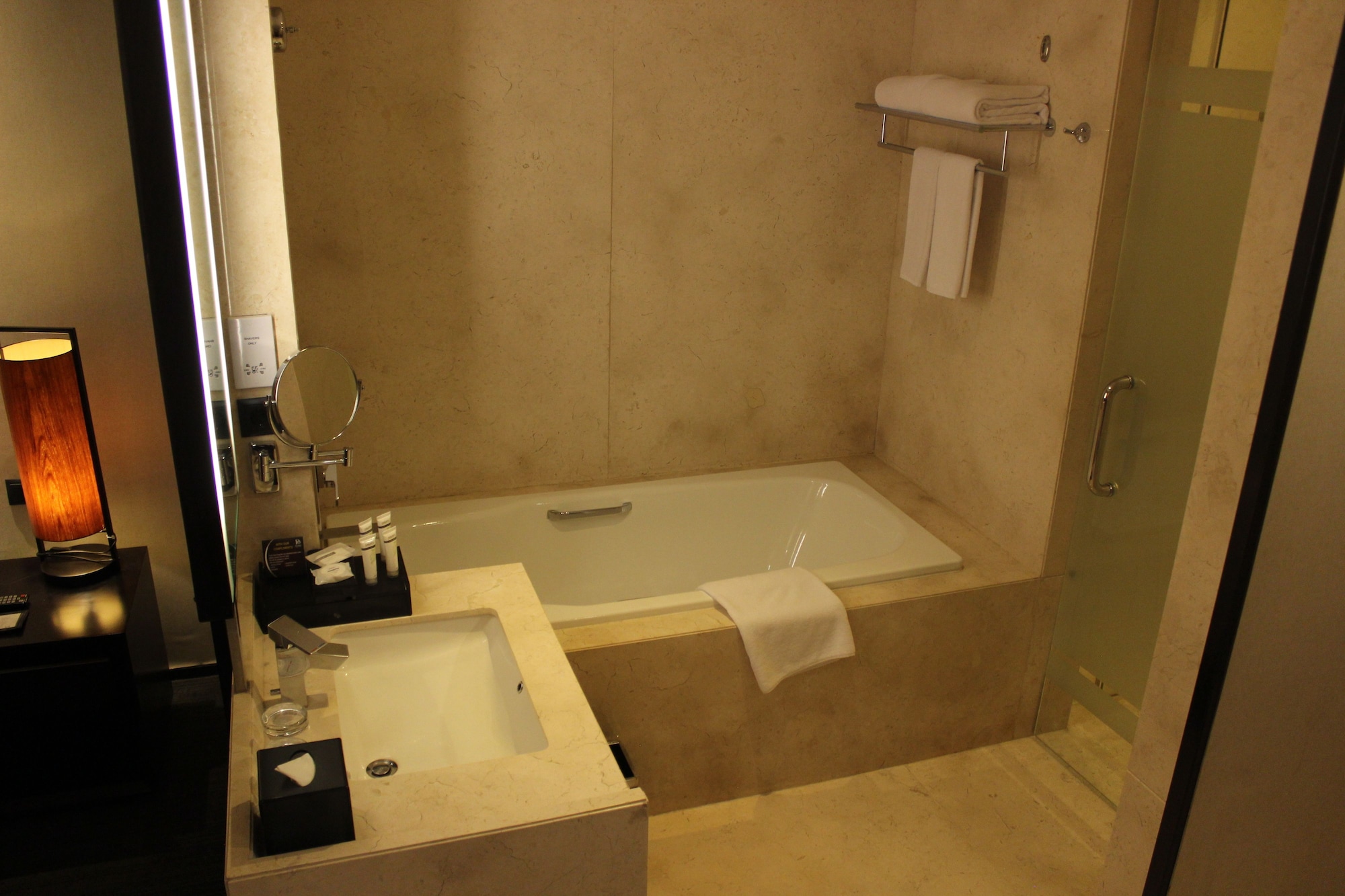 1 Kng Bed Deluxe Nonsmoking, Po Hotel Semarang 5/6