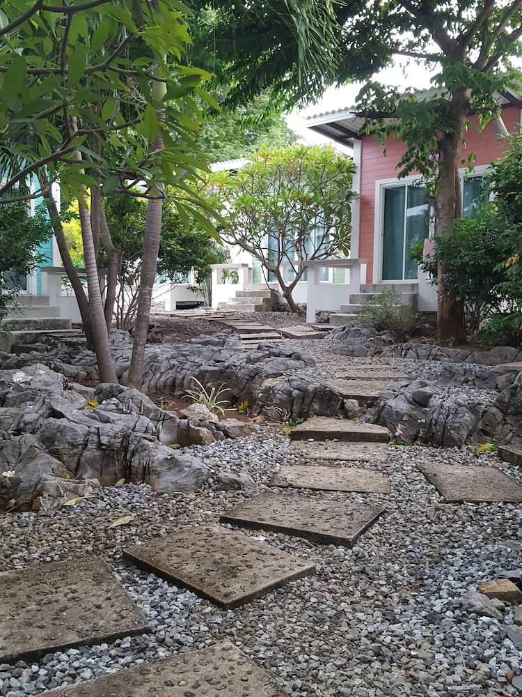 Charlie's Bungalow 16/22