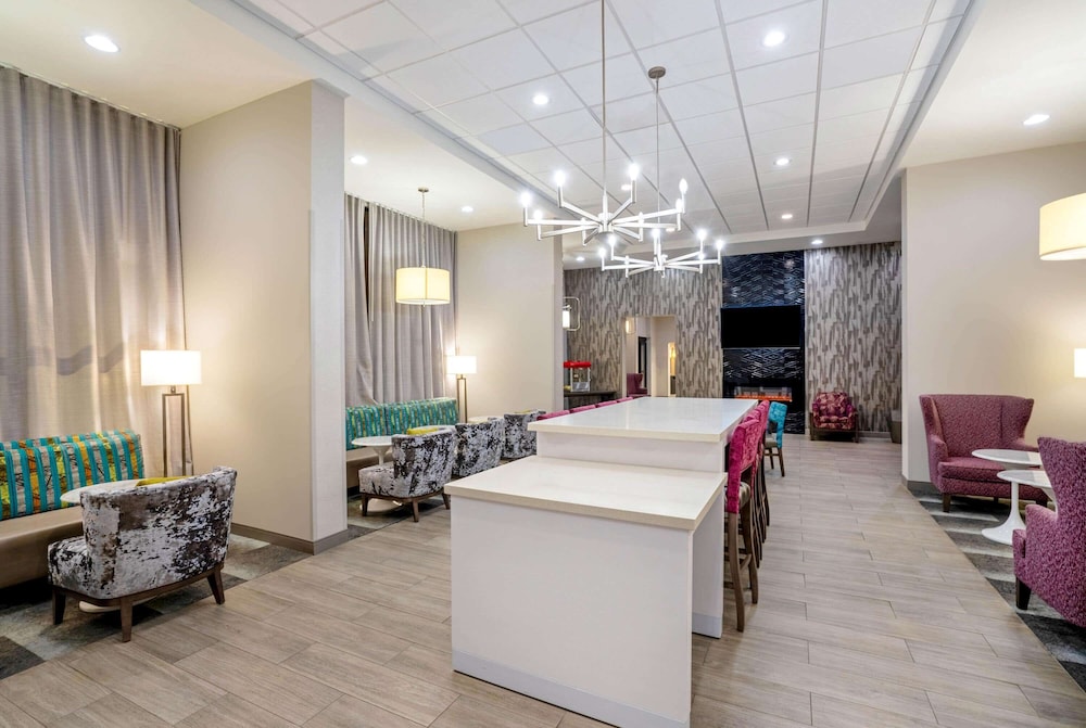 La Quinta Inn And Suites By Wyndham Columbus Ms 12/29