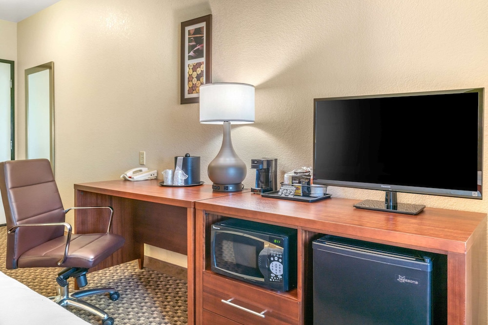 Comfort Inn & Suites Galt Lodi North 37/39