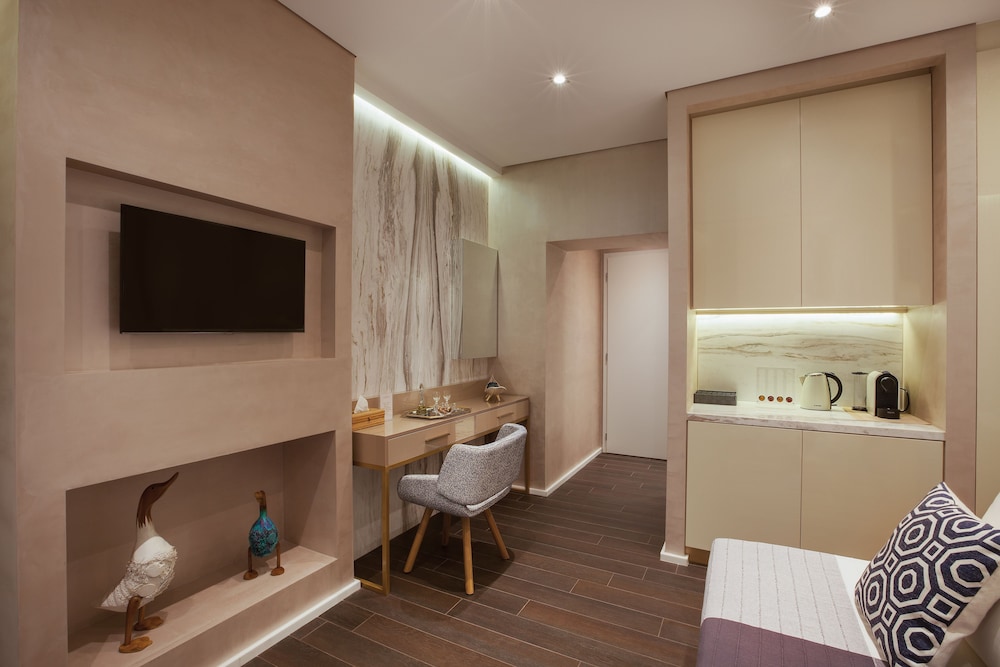 Consolato Boutique Suites 88/94