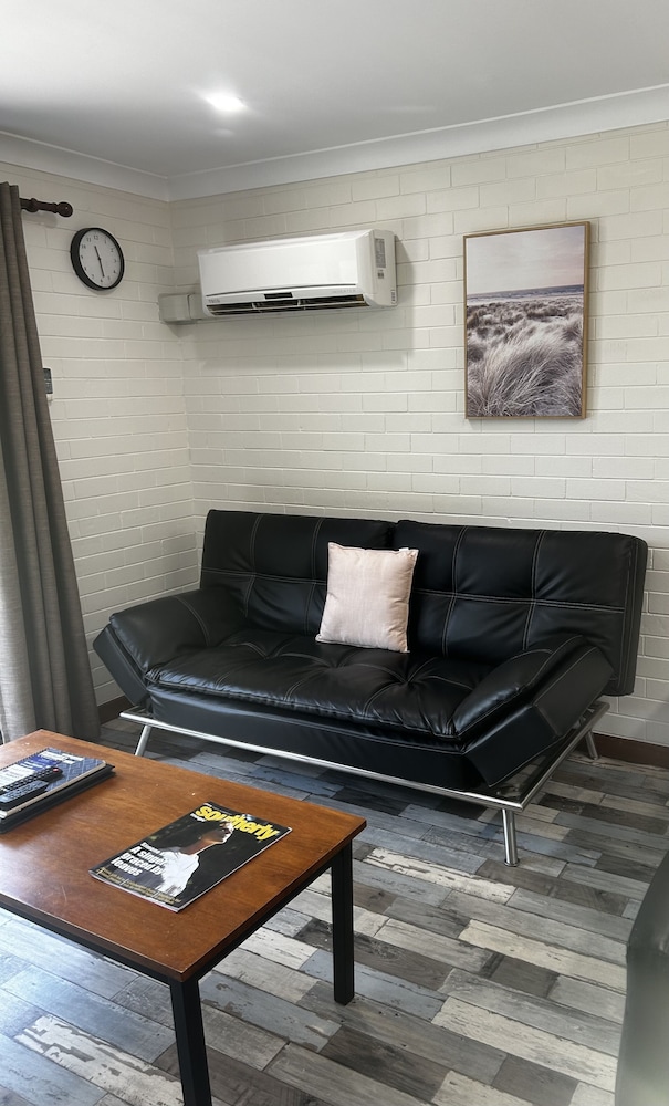EMU BEACH CHALETS 25/35