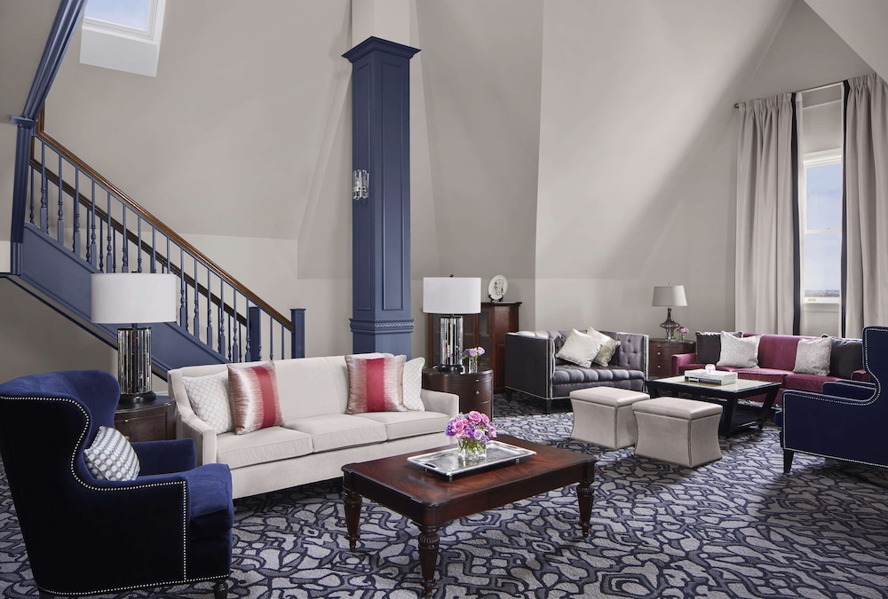 Fairmont Hotel Macdonald 51/62