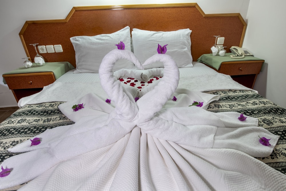 Belcehan Beach Hotel 12/34