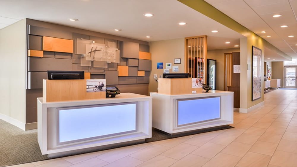 Holiday Inn Express Suites Parkersburg East 13/56