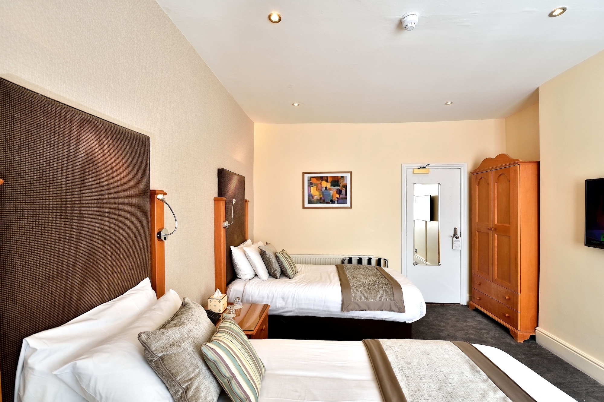 غرفة سوبيريور بسريرين منفصلين، Queens Court Hotel 1/7