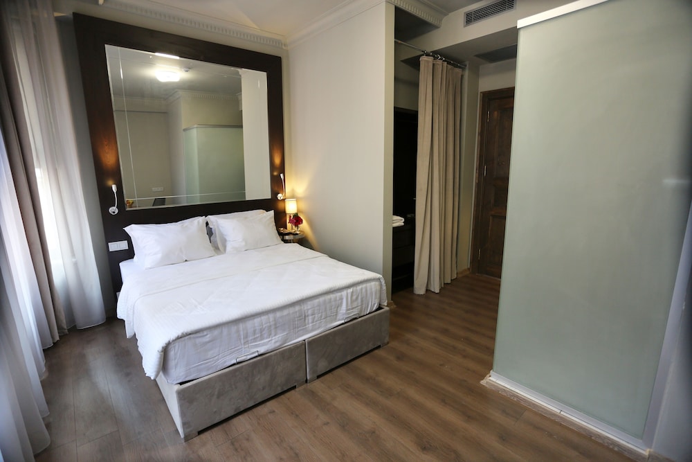 1 BEDROOM, DELUXE, TRIPLE