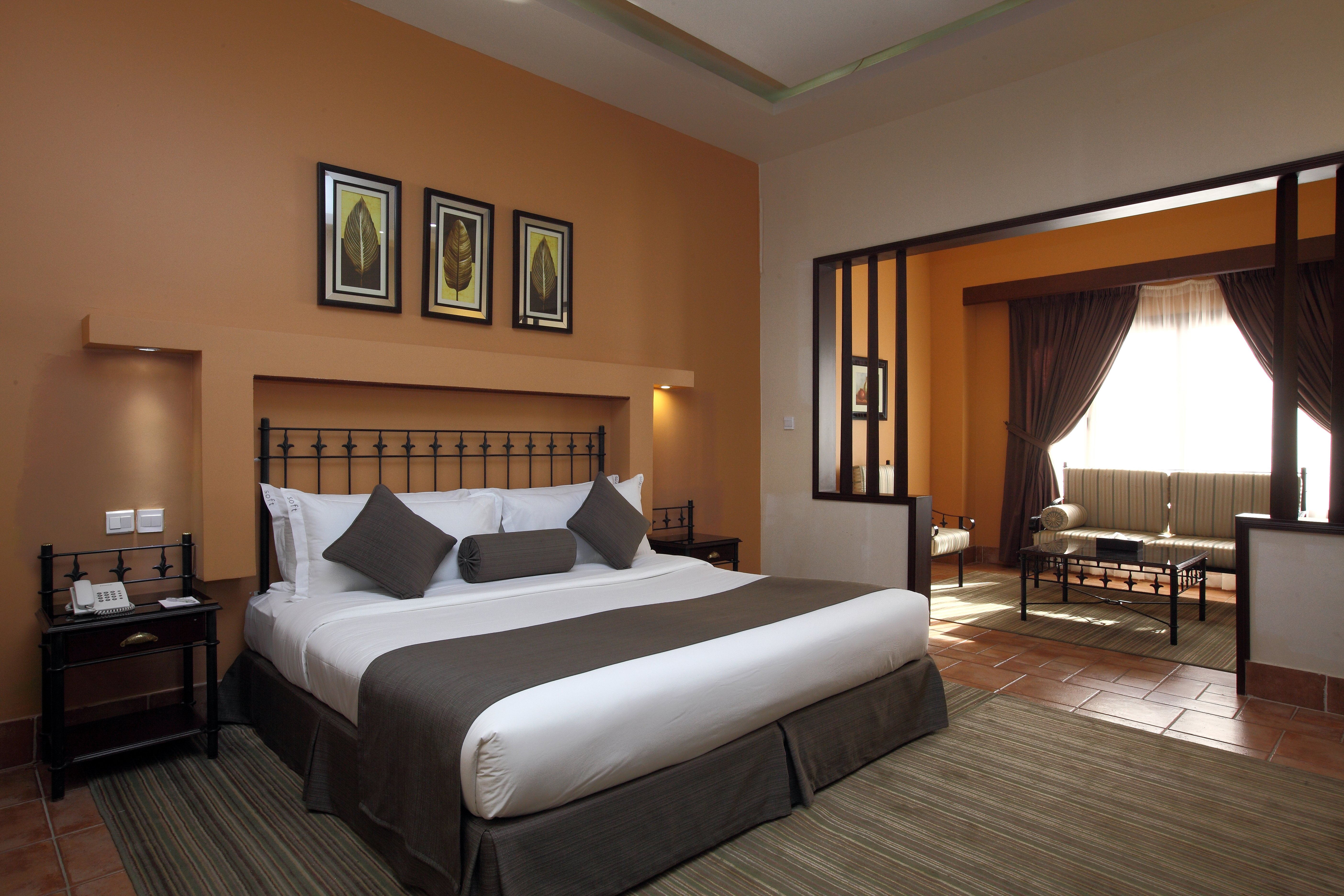 DELUXE ROOM KING BED