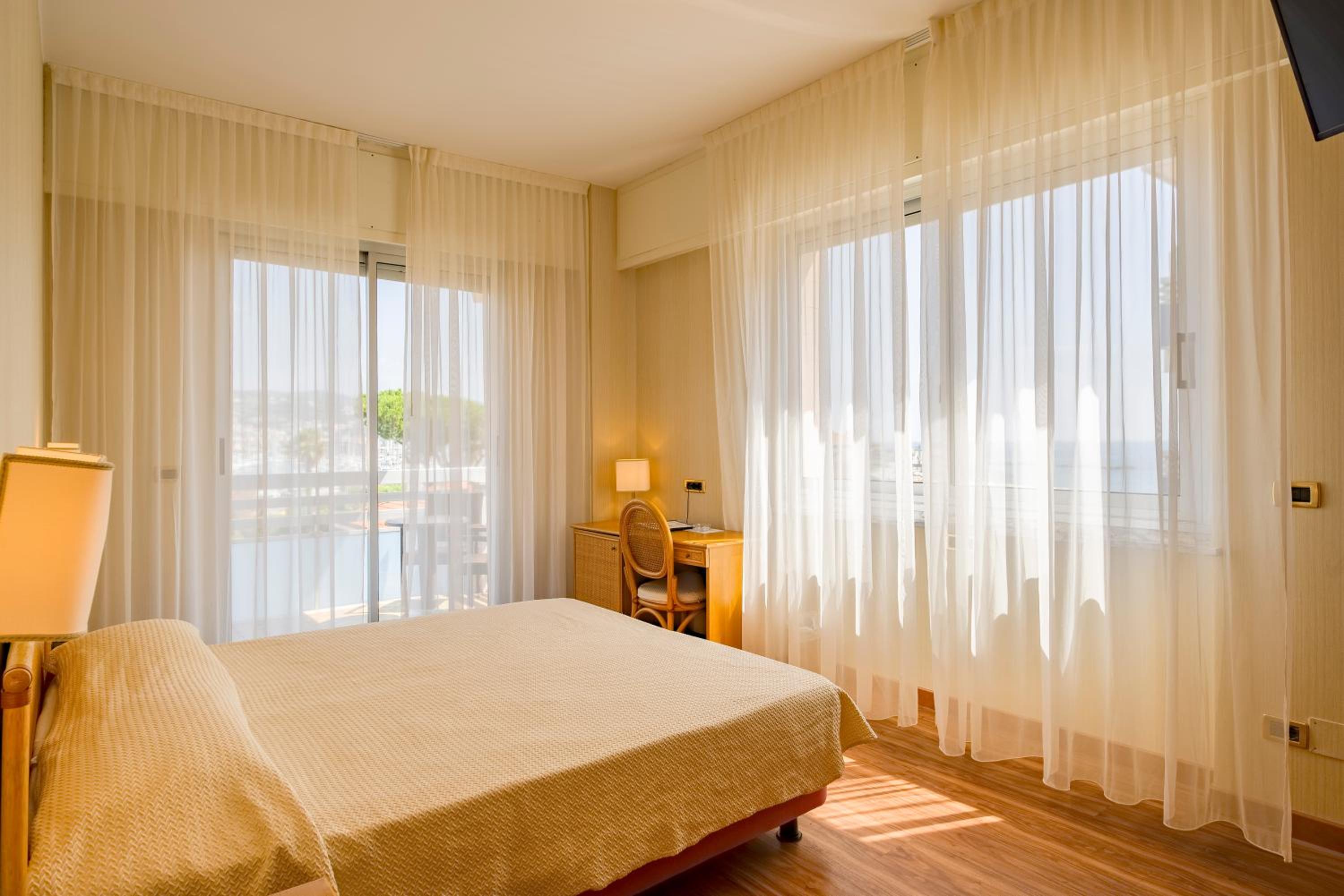 Classic, Double or Twin Bed, Lateral Side Sea View، Garden Lido 3/9