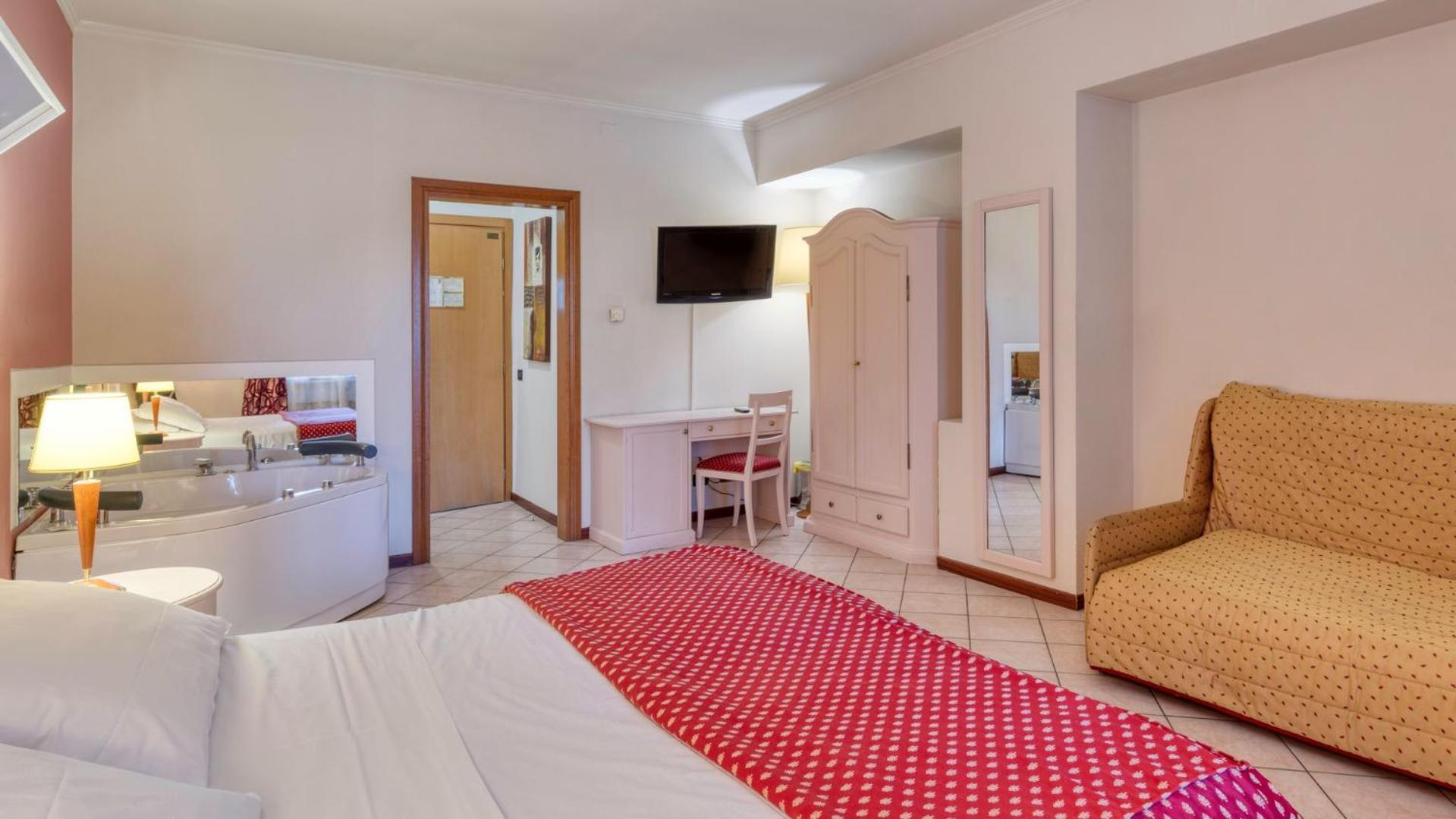 Room, Queen Bed, Hot Tub