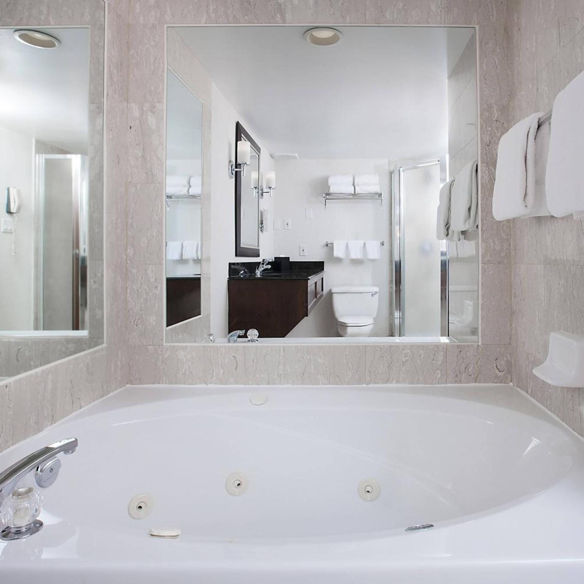 Guest Room, King Bed, Falls View, Hot Tub، Sheraton Fallsview Hotel 4/5