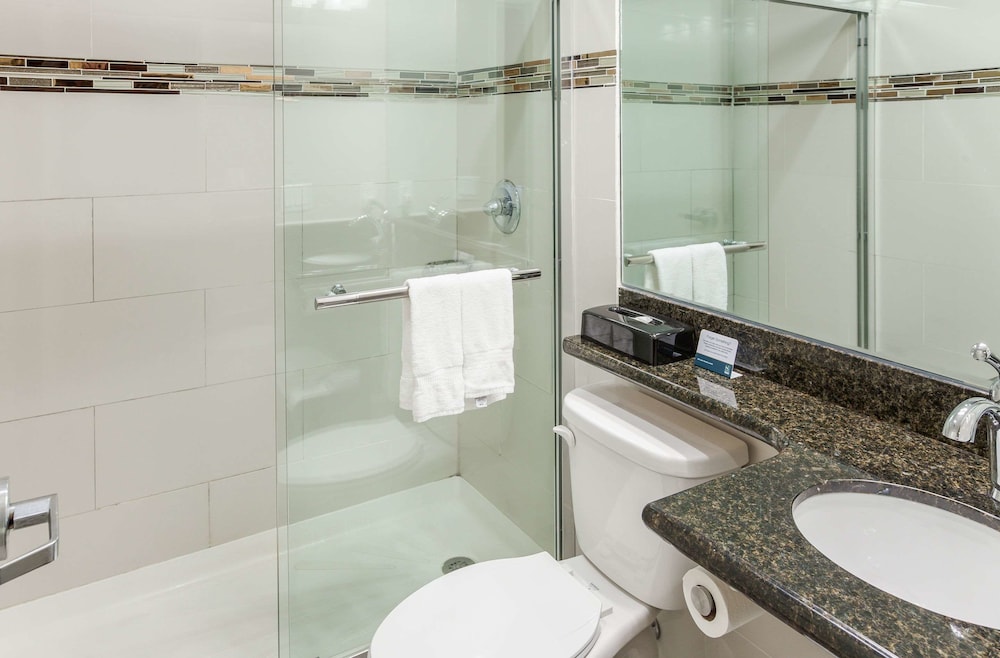 Quality Inn Near Sunset Park 28/39
