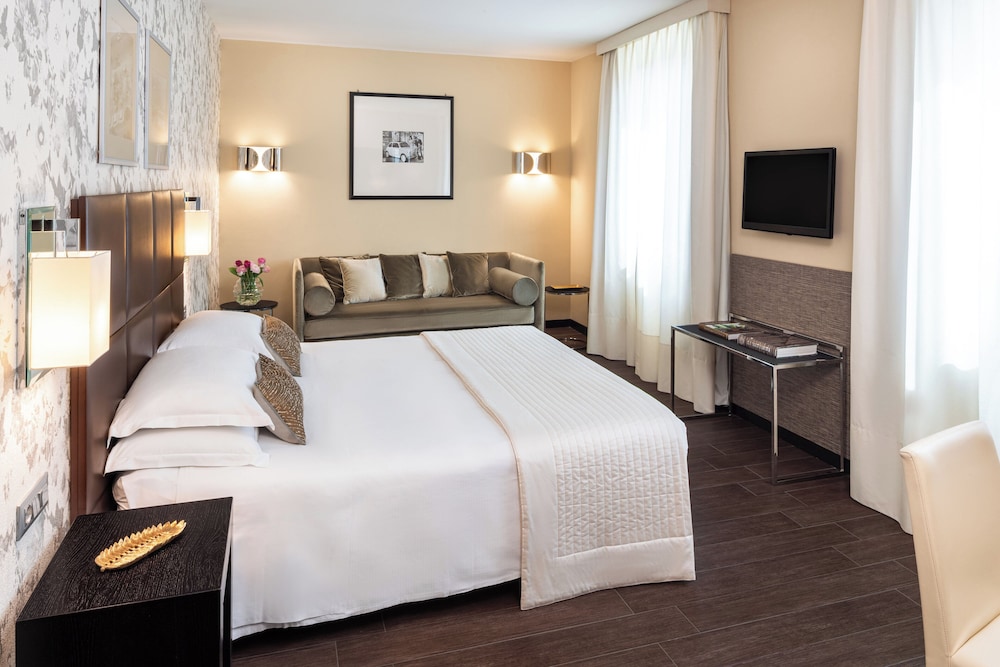 DELUXE, DOUBLE OR TWIN BED