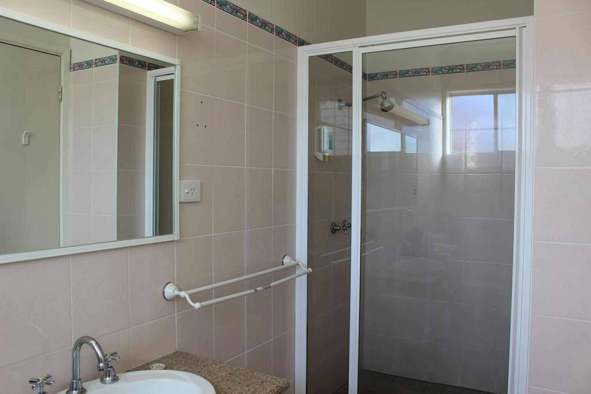 HUME INN MOTEL 13/14