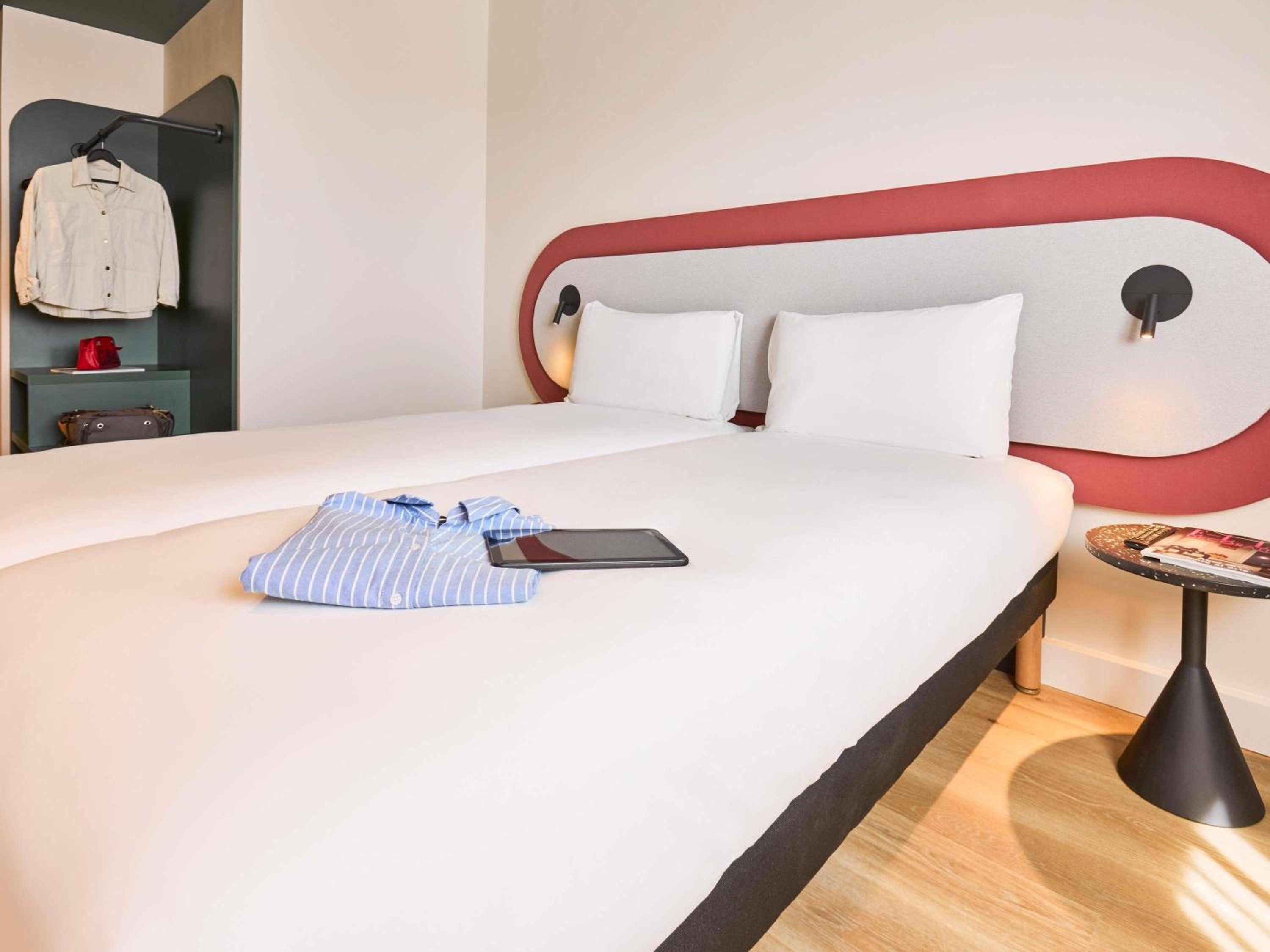 BUSINESS, PREMIUM, TWIN BEDS