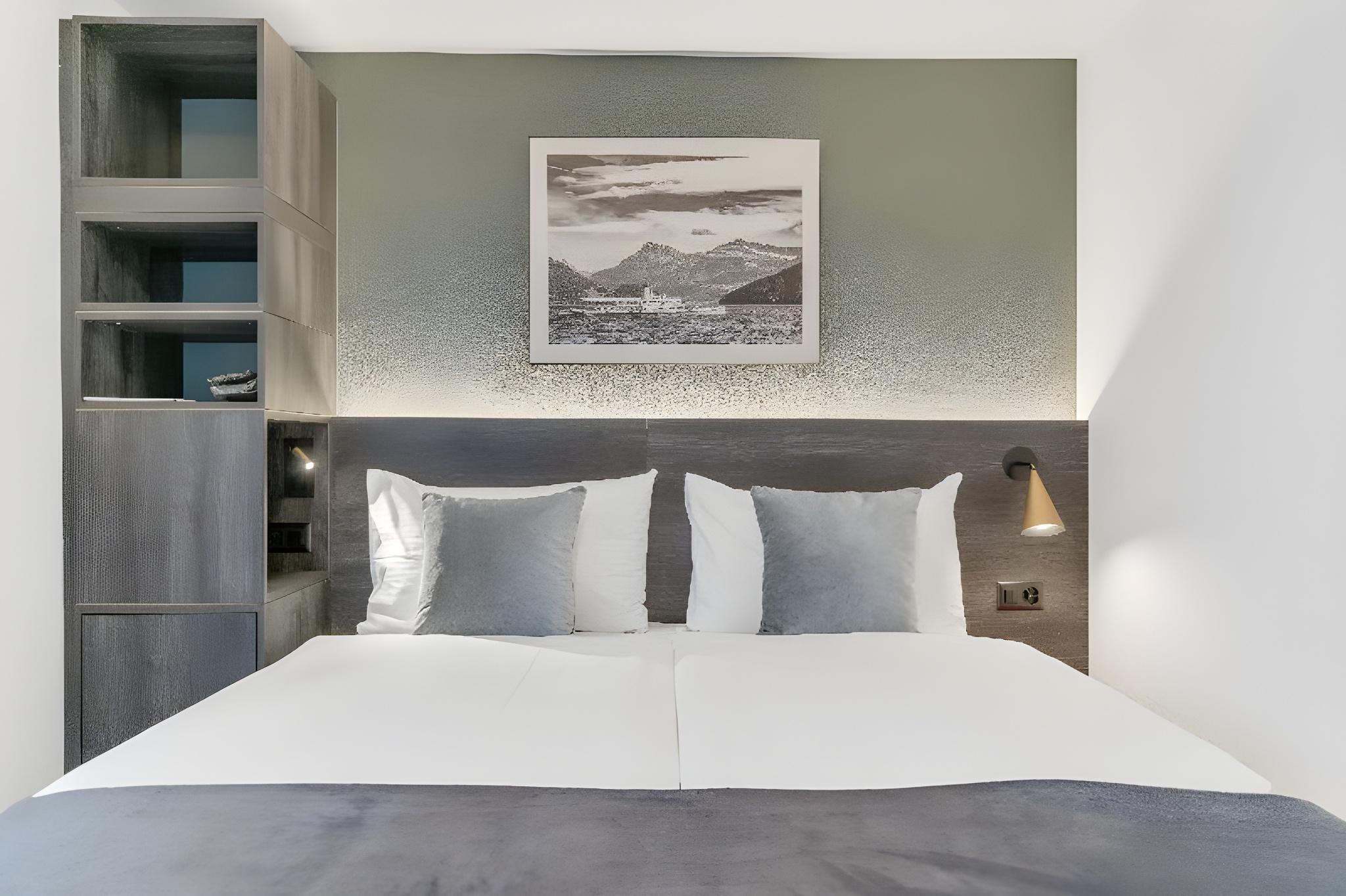 Courtyard, Comfort, Queen Bed