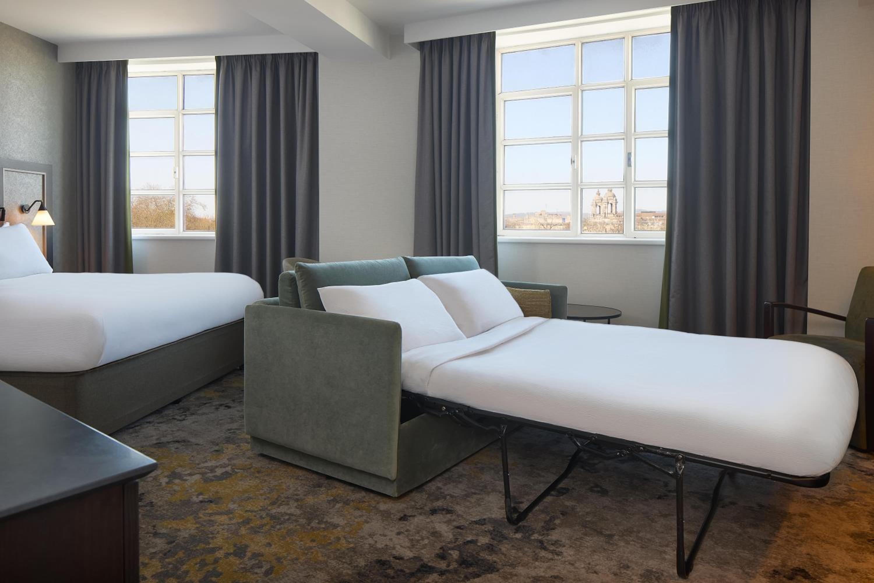 جناح جونيور بسرير كينج مع أريكة، Hilton Cardiff Hotel 3/4