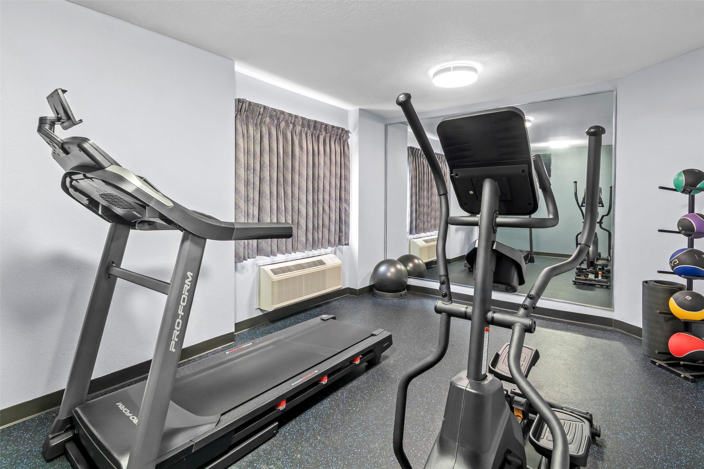 Days Inn & Suites by Wyndham DeSoto 22/44