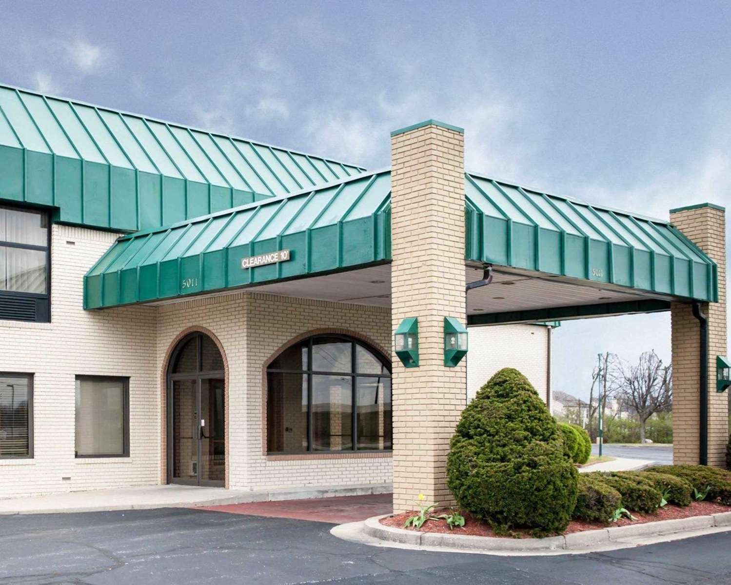Lafayette Inn & Suites 5/48