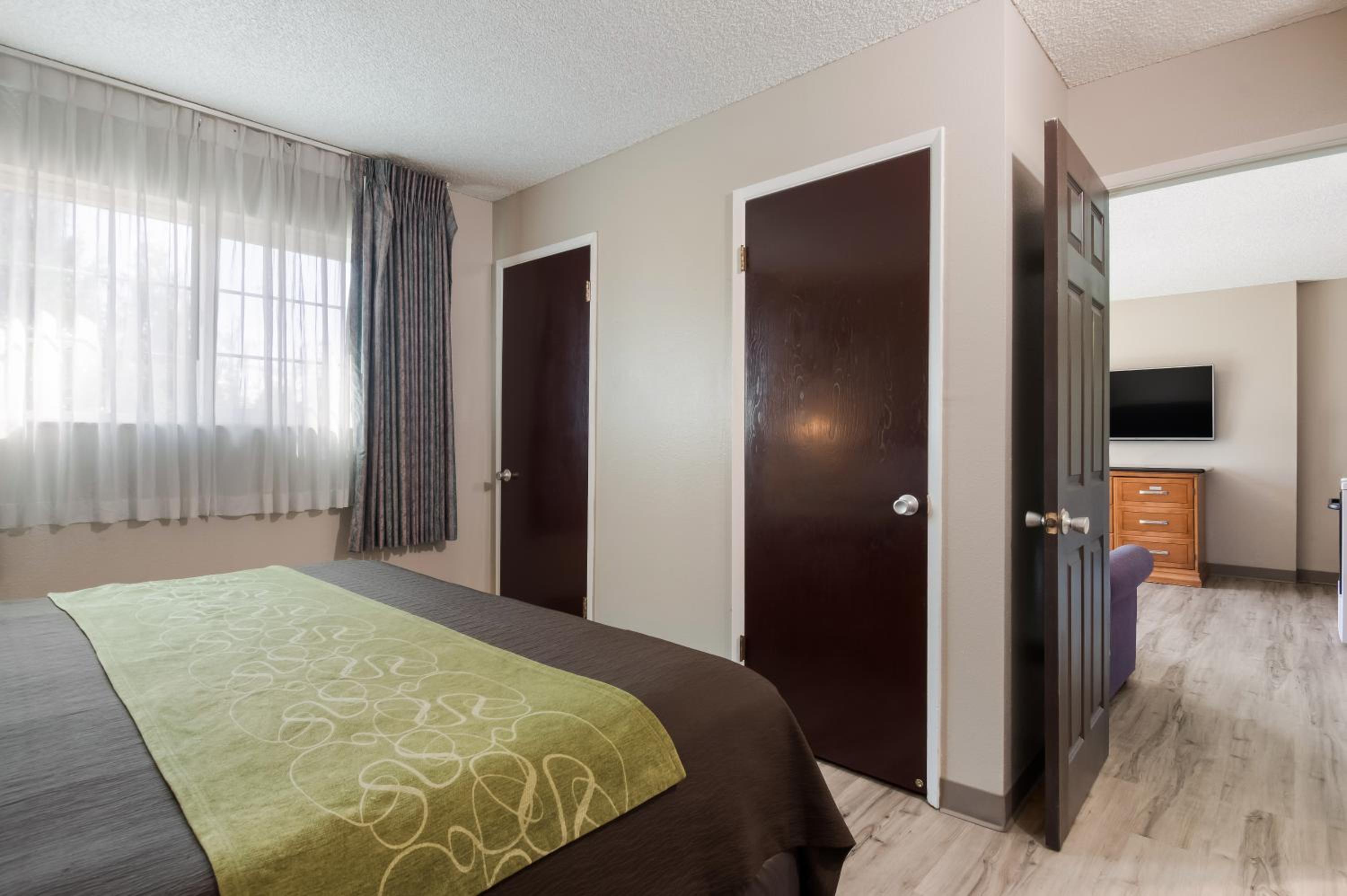 Efficiency, Suite, King Bed