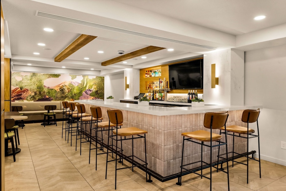 Oxford Suites Redding 48/64