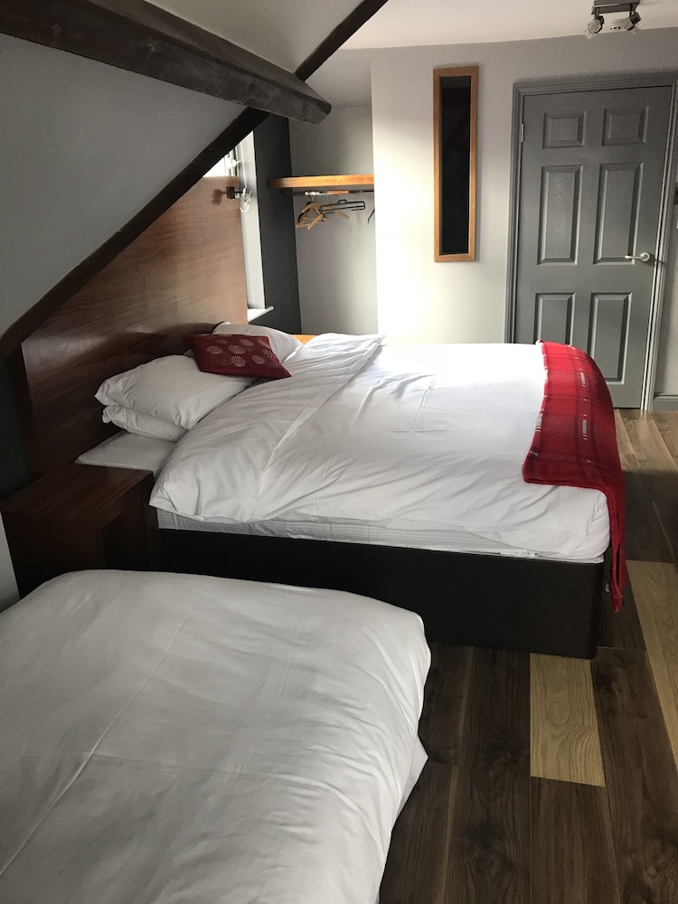 Bennetts Hotel 8/50